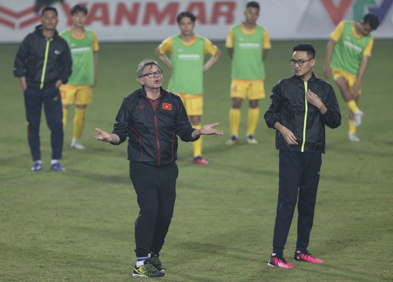 HLV Troussier chú ý đến từng chi tiết trong buổi tập của U23 Việt Nam. Ảnh: Linh Đan HLV Troussier chú ý đến từng chi tiết trong buổi tập của U23 Việt Nam. Ảnh: Linh Đan