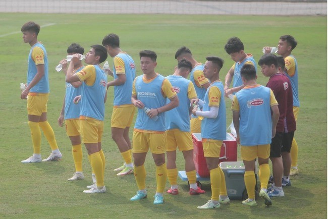 Cầu thủ U23 Việt Nam uống nước theo chai được đánh trên số áo. Ảnh: Linh Đan Cầu thủ U23 Việt Nam uống nước theo chai được đánh trên số áo. Ảnh: Linh Đan