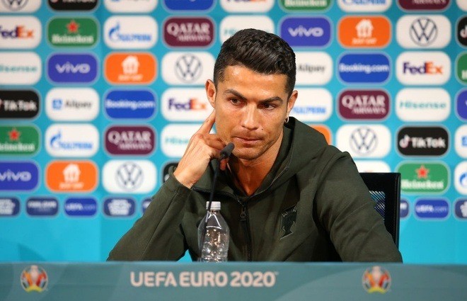 Ronaldo từng gây chú ý khi khuyên người hâm mộ nên sử dụng nước lọc. Ronaldo từng gây chú ý khi khuyên người hâm mộ nên sử dụng nước lọc.