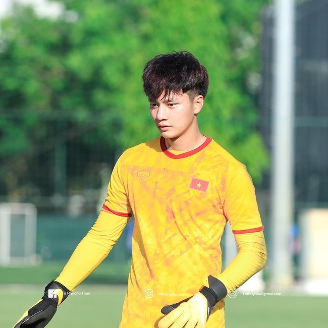 Tất tần tật về 'thủ môn hot boy' cao 1m83 của U20 Việt Nam khiến chị em mê mẩn - Ảnh 1 Tất tần tật về 'thủ môn hot boy' cao 1m83 của U20 Việt Nam khiến chị em mê mẩn - Ảnh 1
