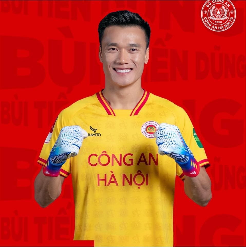 Thủ môn Bùi Tiến Dũng trong màu áo Công an Hà Nội