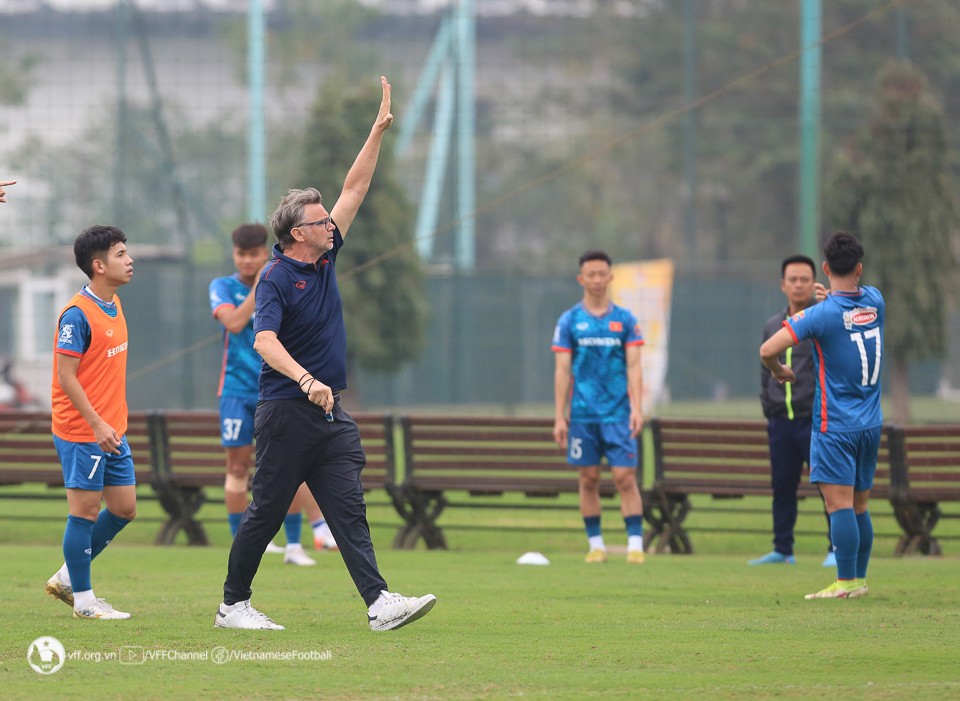 HLV Troussier nói về mục tiêu World Cup, tiết lộ điều mong chờ tại V-League 4 HLV Troussier nói về mục tiêu World Cup, tiết lộ điều mong chờ tại V-League 4