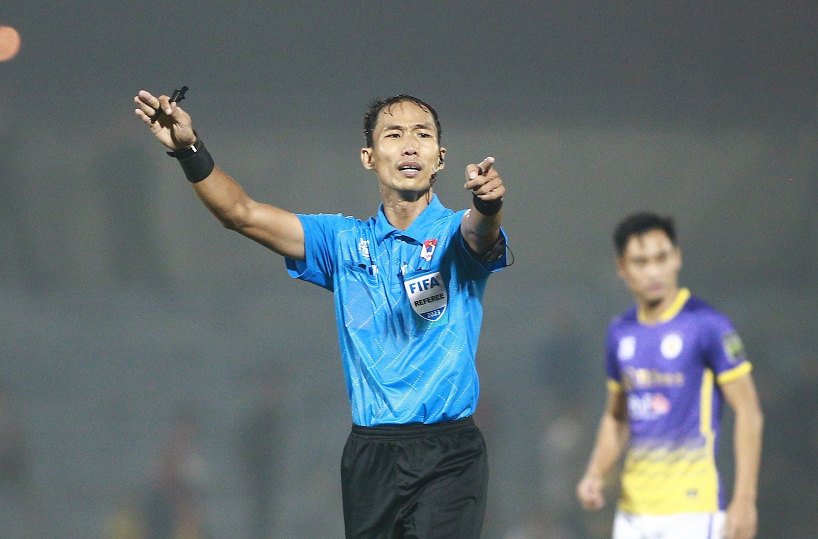 Trọng tài V-League từng khiến Công Phượng nổi nóng vừa được cấp bằng FIFA 1 Trọng tài V-League từng khiến Công Phượng nổi nóng vừa được cấp bằng FIFA 1