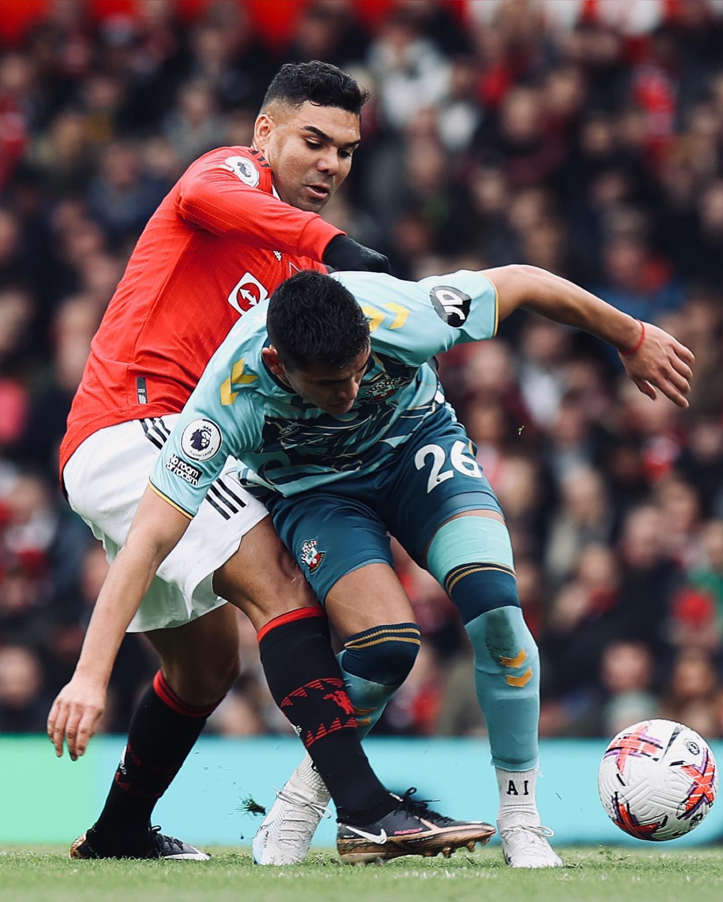 Tiền vệ Casemiro nhận thẻ đỏ từ khá sớm