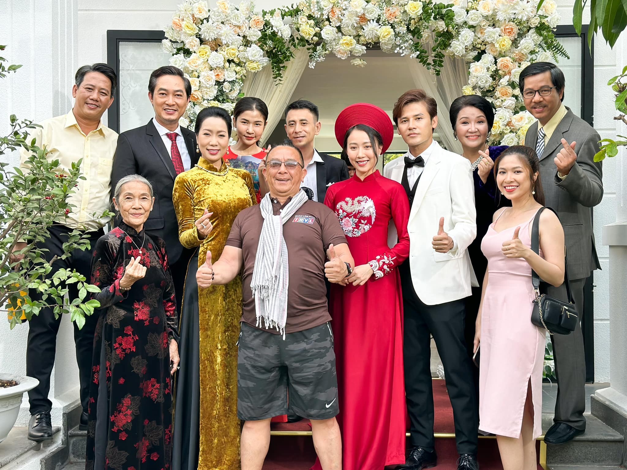 Hồng Loan chụp hình cùng đoàn làm phim