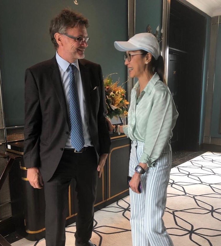 HLV Troussier chúc mừng diễn viên Dương Tử Quỳnh, nhắc lại kỷ niệm đáng nhớ ở Hà Nội - Ảnh 1