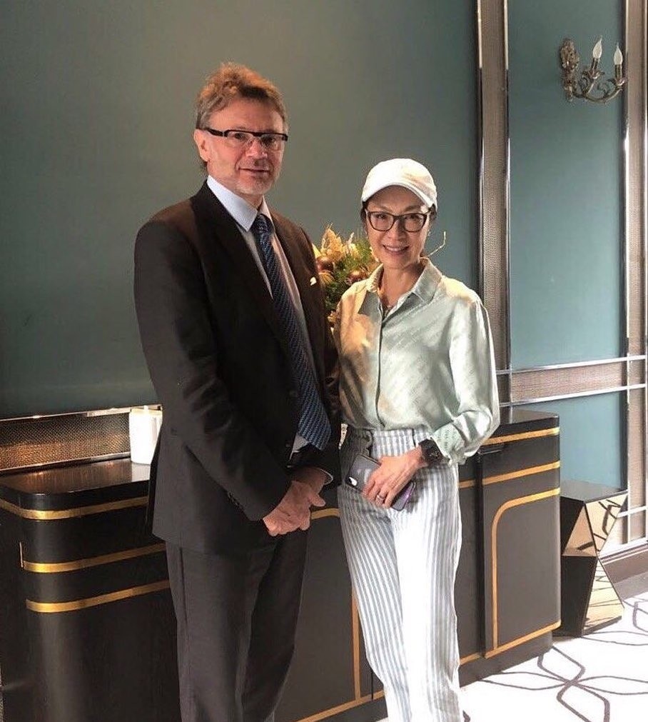 HLV Troussier cùng diễn viên Dương Tử Quỳnh