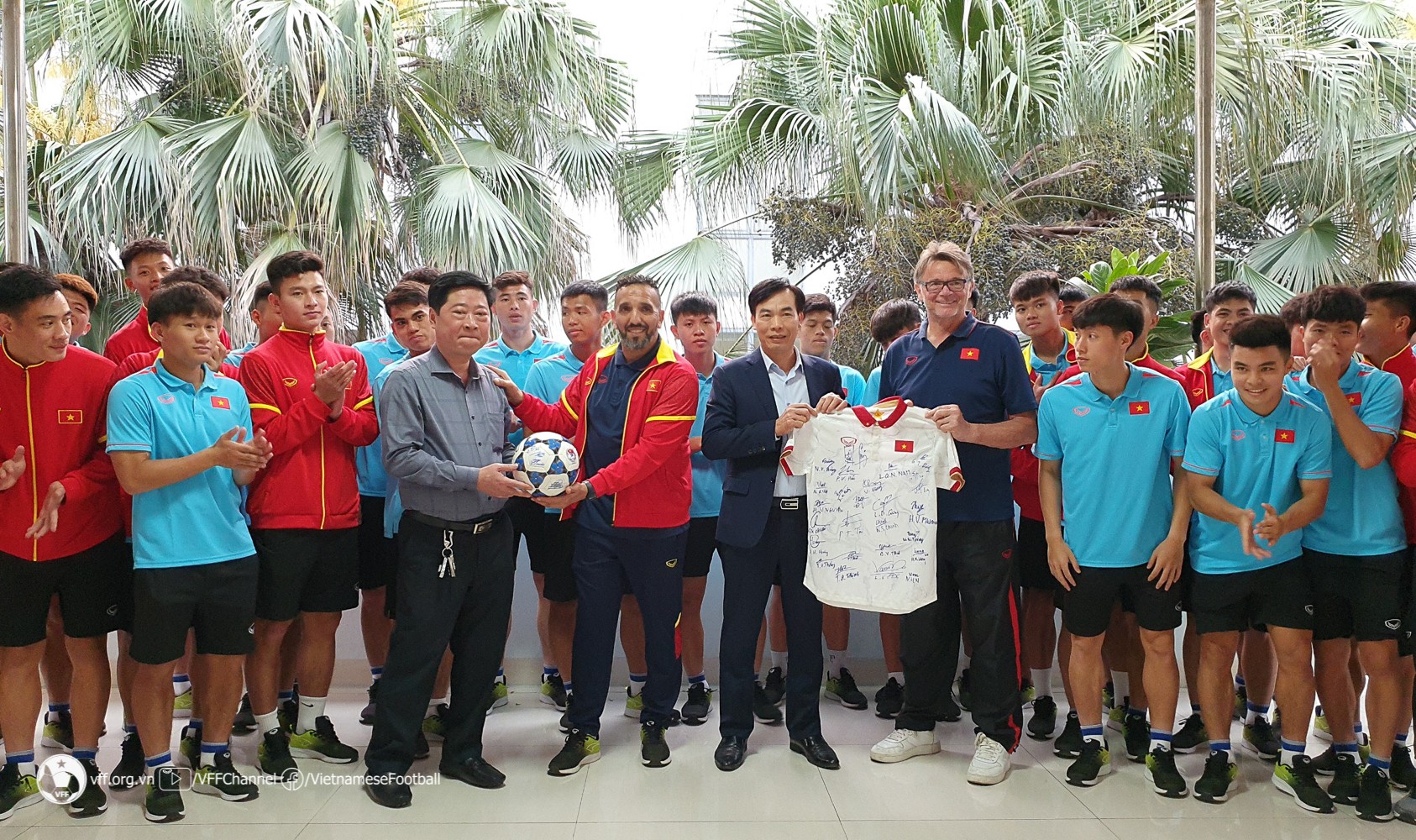 HLV Troussier tặng Sở VH-TT-DL tỉnh Phú Thọ chiếc áo đấu có chữ ký của BHL và cầu thủ