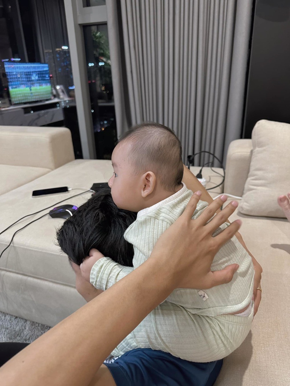 Khoảnh khắc dàn cầu thủ tuyển Việt Nam bận rộn chăm con, đúng chuẩn 'bố bỉm' 4 Khoảnh khắc dàn cầu thủ tuyển Việt Nam bận rộn chăm con, đúng chuẩn 'bố bỉm' 4
