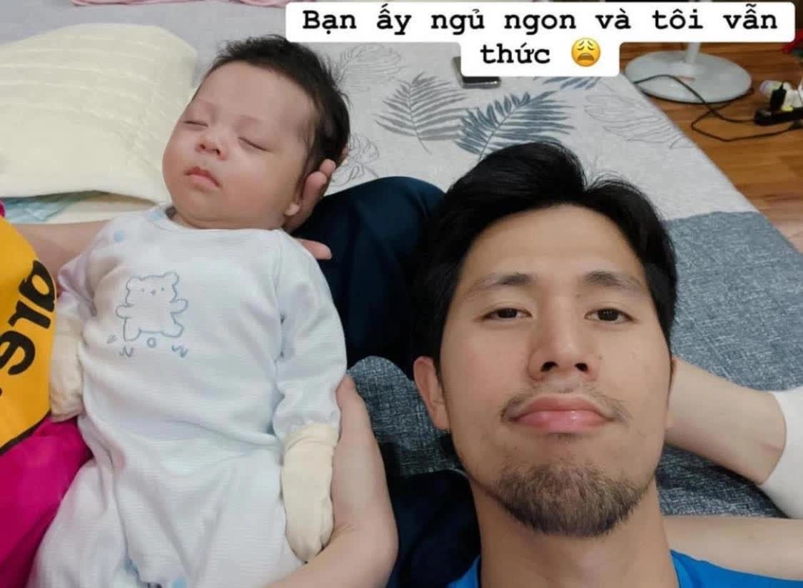 Khoảnh khắc dàn cầu thủ tuyển Việt Nam bận rộn chăm con, đúng chuẩn 'bố bỉm' 1 Khoảnh khắc dàn cầu thủ tuyển Việt Nam bận rộn chăm con, đúng chuẩn 'bố bỉm' 1