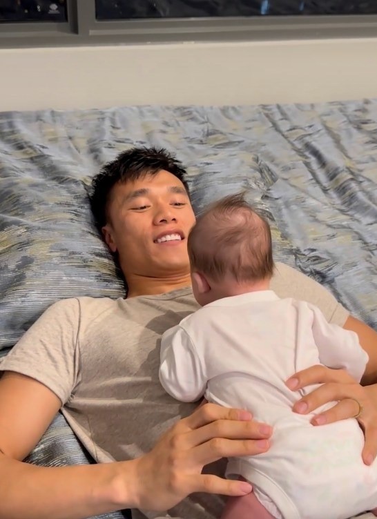 Khoảnh khắc dàn cầu thủ tuyển Việt Nam bận rộn chăm con, đúng chuẩn 'bố bỉm' 5 Khoảnh khắc dàn cầu thủ tuyển Việt Nam bận rộn chăm con, đúng chuẩn 'bố bỉm' 5