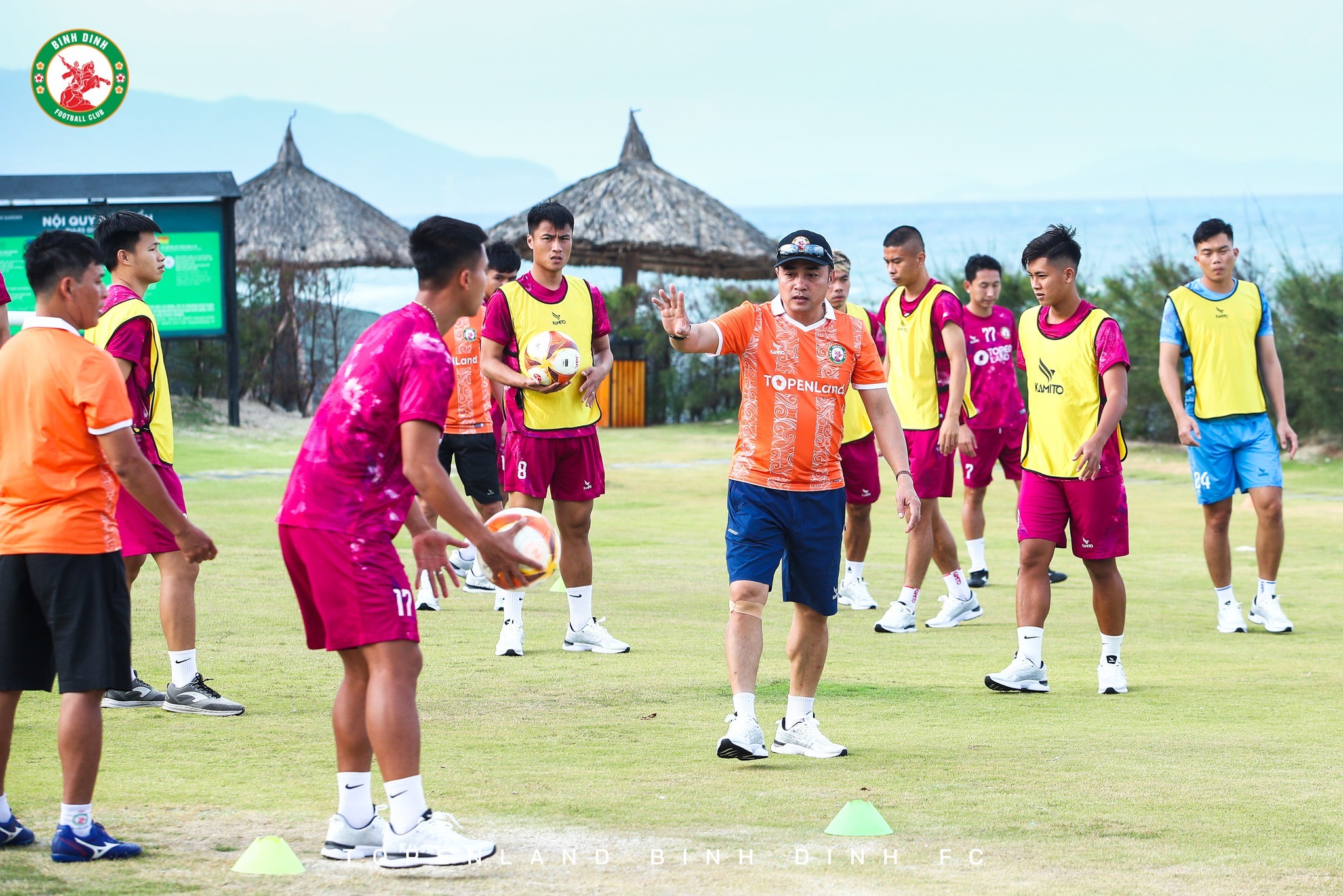 CLB Bình Định cùng nỗi lo lỡ nhịp khi V-League 2023 trở lại 2 CLB Bình Định cùng nỗi lo lỡ nhịp khi V-League 2023 trở lại 2