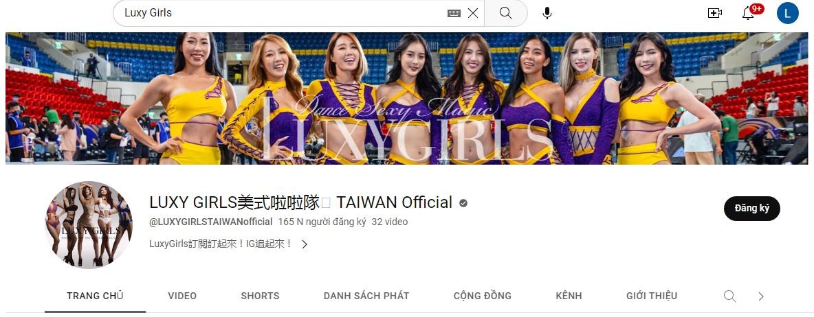 Video: Dàn hoạt náo viên diện trang phục 'nóng bỏng' khiến cầu thủ không thể tập trung thi đấu 2 Video: Dàn hoạt náo viên diện trang phục 'nóng bỏng' khiến cầu thủ không thể tập trung thi đấu 2