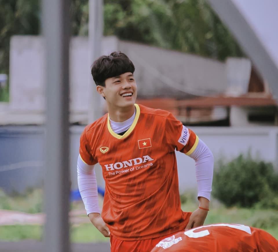 Trung vệ U23 Việt Nam thân mật với diễn viên trong phim 'Đừng nói khi yêu' 3 Trung vệ U23 Việt Nam thân mật với diễn viên trong phim 'Đừng nói khi yêu' 3