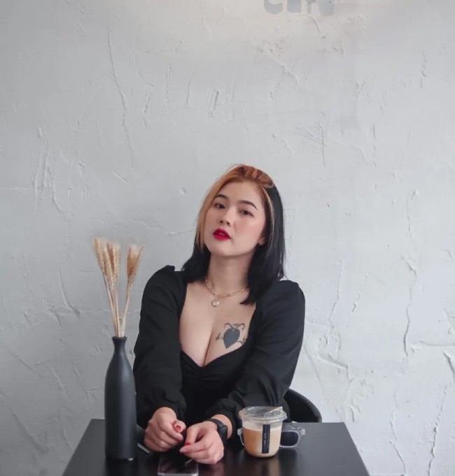 CHÙM ẢNH: 'Hot girl' bóng chuyền Thái Lan khoe đường cong quyến rũ, lộ hình xăm nơi nhạy cảm - Ảnh 4 CHÙM ẢNH: 'Hot girl' bóng chuyền Thái Lan khoe đường cong quyến rũ, lộ hình xăm nơi nhạy cảm - Ảnh 4