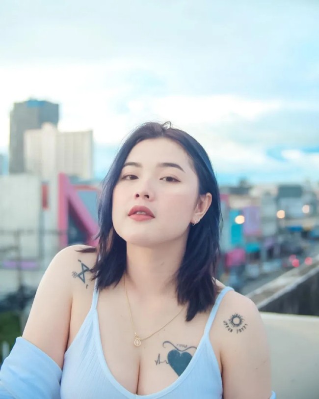 Pattiya thường mặc áo 'trễ nải' khoe 'vòng 1' có hình xăm cá tính Pattiya thường mặc áo 'trễ nải' khoe 'vòng 1' có hình xăm cá tính