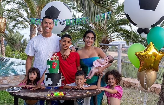 SỐC: Bạn gái CR7 tiết lộ điều ít người biết về các con của Ronaldo 2 SỐC: Bạn gái CR7 tiết lộ điều ít người biết về các con của Ronaldo 2