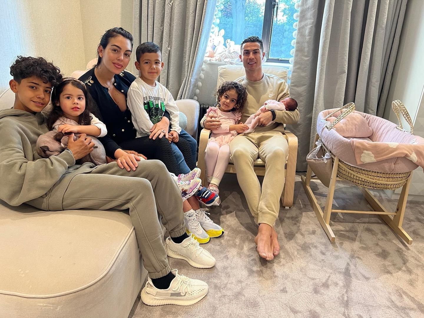 SỐC: Bạn gái CR7 tiết lộ điều ít người biết về các con của Ronaldo 1 SỐC: Bạn gái CR7 tiết lộ điều ít người biết về các con của Ronaldo 1