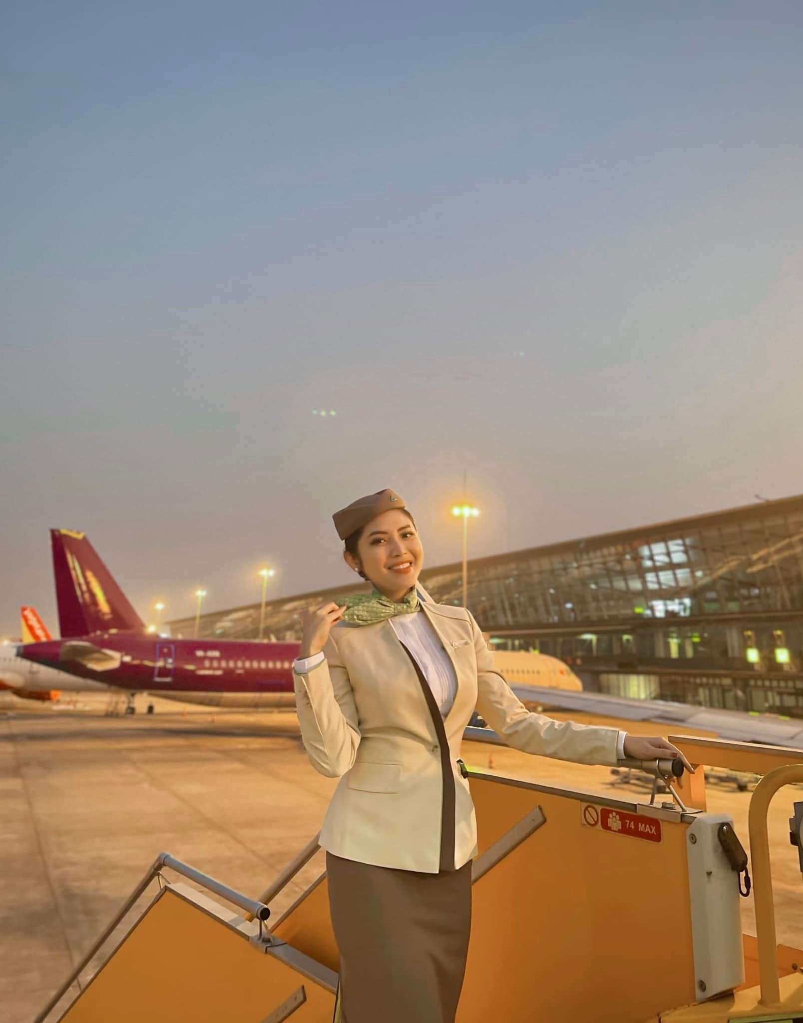 Nữ tiếp viên hàng không 'vạn người mê' rạng rỡ trên khán đài chung kết bóng đá sinh viên - Ảnh 4