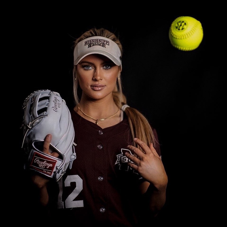 Người đẹp bóng chày Mỹ bỗng trở nên nổi tiếng nhờ video ăn mì tôm - Ảnh 1