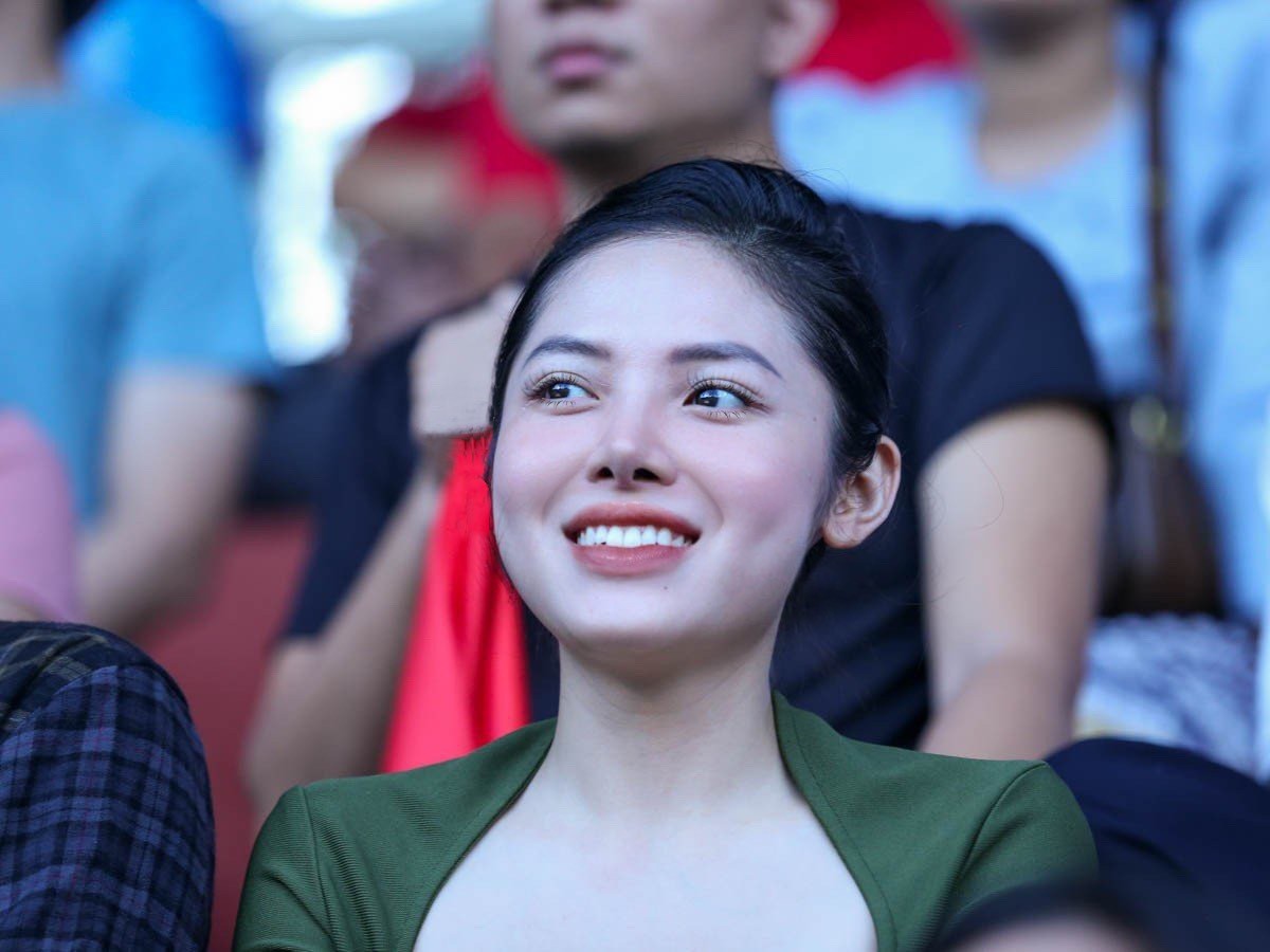 Nữ tiếp viên hàng không 'vạn người mê' rạng rỡ trên khán đài chung kết bóng đá sinh viên - Ảnh 1