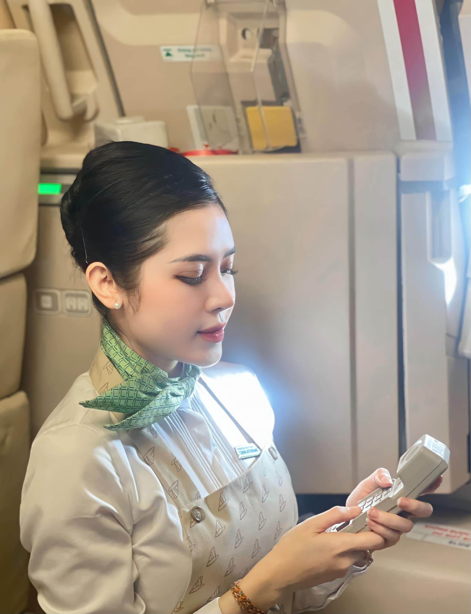 Nữ tiếp viên hàng không 'vạn người mê' rạng rỡ trên khán đài chung kết bóng đá sinh viên - Ảnh 3