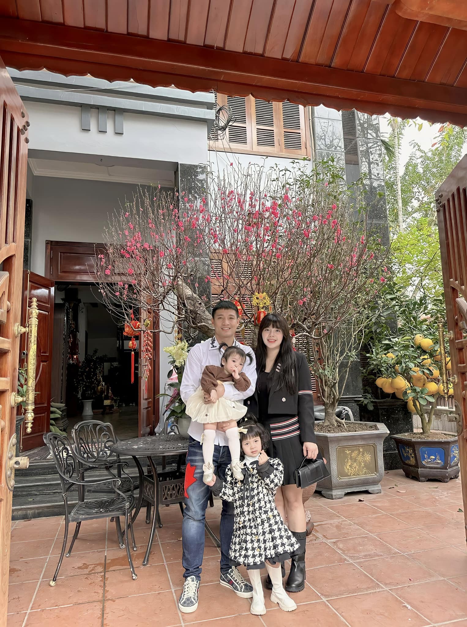 Vợ Bùi Tiến Dũng đã giàu lại càng giàu hơn, làm bà chủ khách sạn được chồng tặng quà khủng 4 Vợ Bùi Tiến Dũng đã giàu lại càng giàu hơn, làm bà chủ khách sạn được chồng tặng quà khủng 4