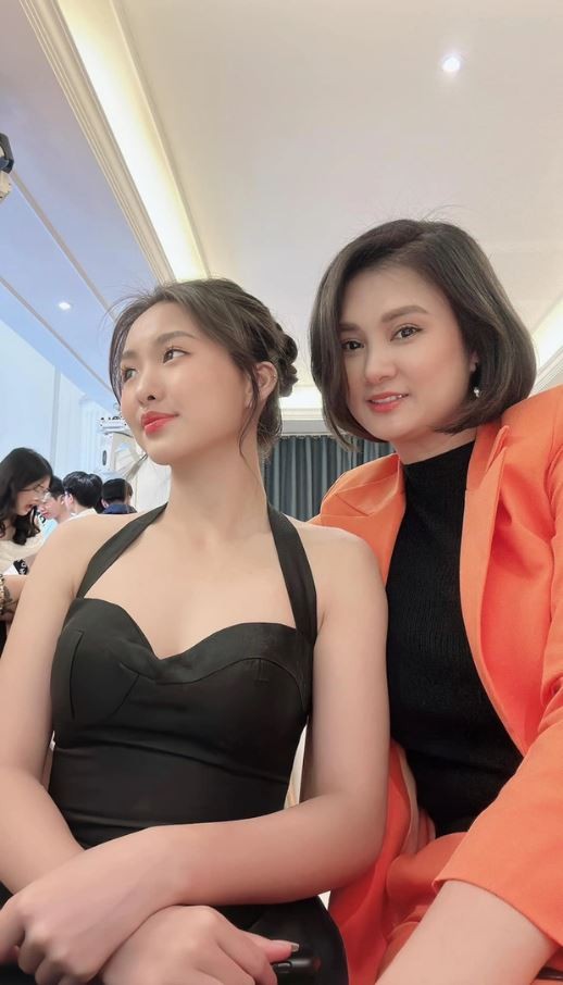 Kim Huệ cùng con gái Huệ Anh Kim Huệ cùng con gái Huệ Anh