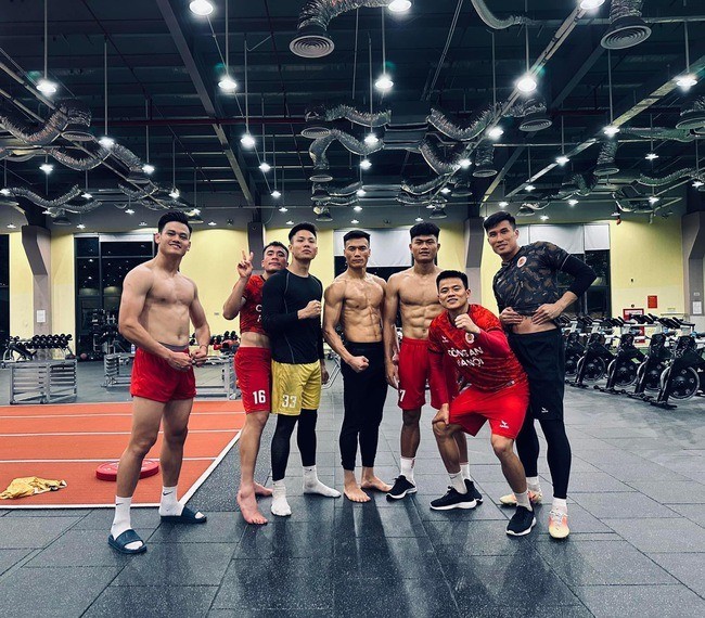 Bùi Tiến Dũng khoe body cùng dàn cầu thủ CAHN Bùi Tiến Dũng khoe body cùng dàn cầu thủ CAHN