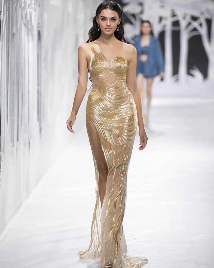 Vợ Tây Bùi Tiến Dũng 'đắt show' khi trở lại sàn catwalk: Sắc vóc mẹ bỉm đầy quyến rũ sau sinh - Ảnh 3 Vợ Tây Bùi Tiến Dũng 'đắt show' khi trở lại sàn catwalk: Sắc vóc mẹ bỉm đầy quyến rũ sau sinh - Ảnh 3