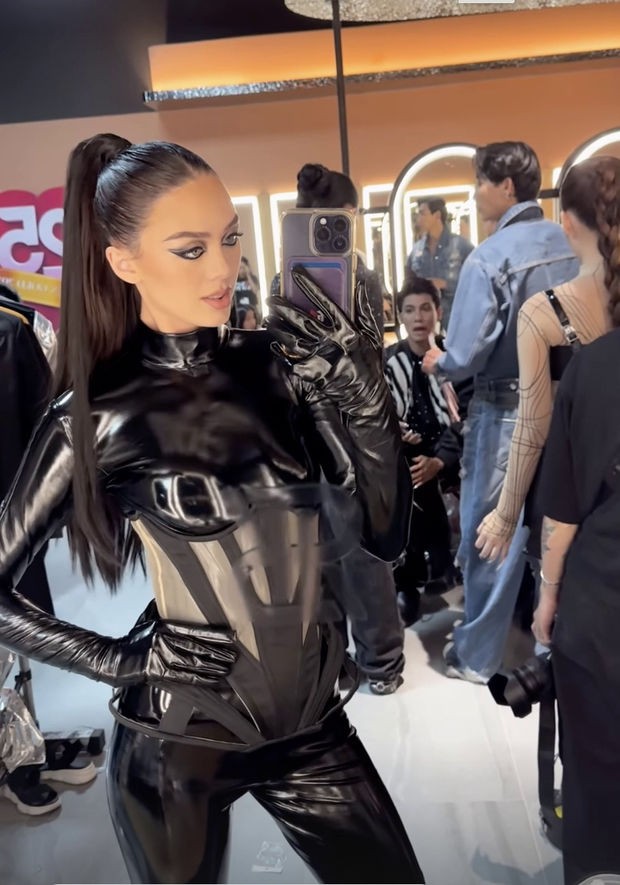 Vợ Tây Bùi Tiến Dũng 'đắt show' khi trở lại sàn catwalk: Sắc vóc mẹ bỉm đầy quyến rũ sau sinh - Ảnh 1 Vợ Tây Bùi Tiến Dũng 'đắt show' khi trở lại sàn catwalk: Sắc vóc mẹ bỉm đầy quyến rũ sau sinh - Ảnh 1