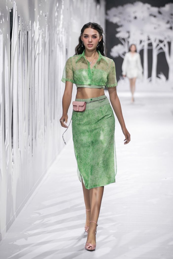 Vợ Tây Bùi Tiến Dũng 'đắt show' khi trở lại sàn catwalk: Sắc vóc mẹ bỉm đầy quyến rũ sau sinh - Ảnh 2 Vợ Tây Bùi Tiến Dũng 'đắt show' khi trở lại sàn catwalk: Sắc vóc mẹ bỉm đầy quyến rũ sau sinh - Ảnh 2