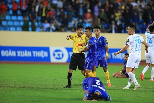 Trọng tài bẻ còi, thổi phạt đền tranh cãi ở trận Nam Định – Khánh Hòa từng bị treo còi vĩnh viễn ở V-League 2 Trọng tài bẻ còi, thổi phạt đền tranh cãi ở trận Nam Định – Khánh Hòa từng bị treo còi vĩnh viễn ở V-League 2