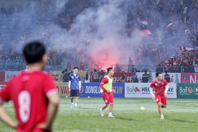 Video: CĐV Hải Phòng đồng thanh hô đốt pháo sáng, chủ tịch Văn Trần Hoàn 'thất hứa' 2 Video: CĐV Hải Phòng đồng thanh hô đốt pháo sáng, chủ tịch Văn Trần Hoàn 'thất hứa' 2