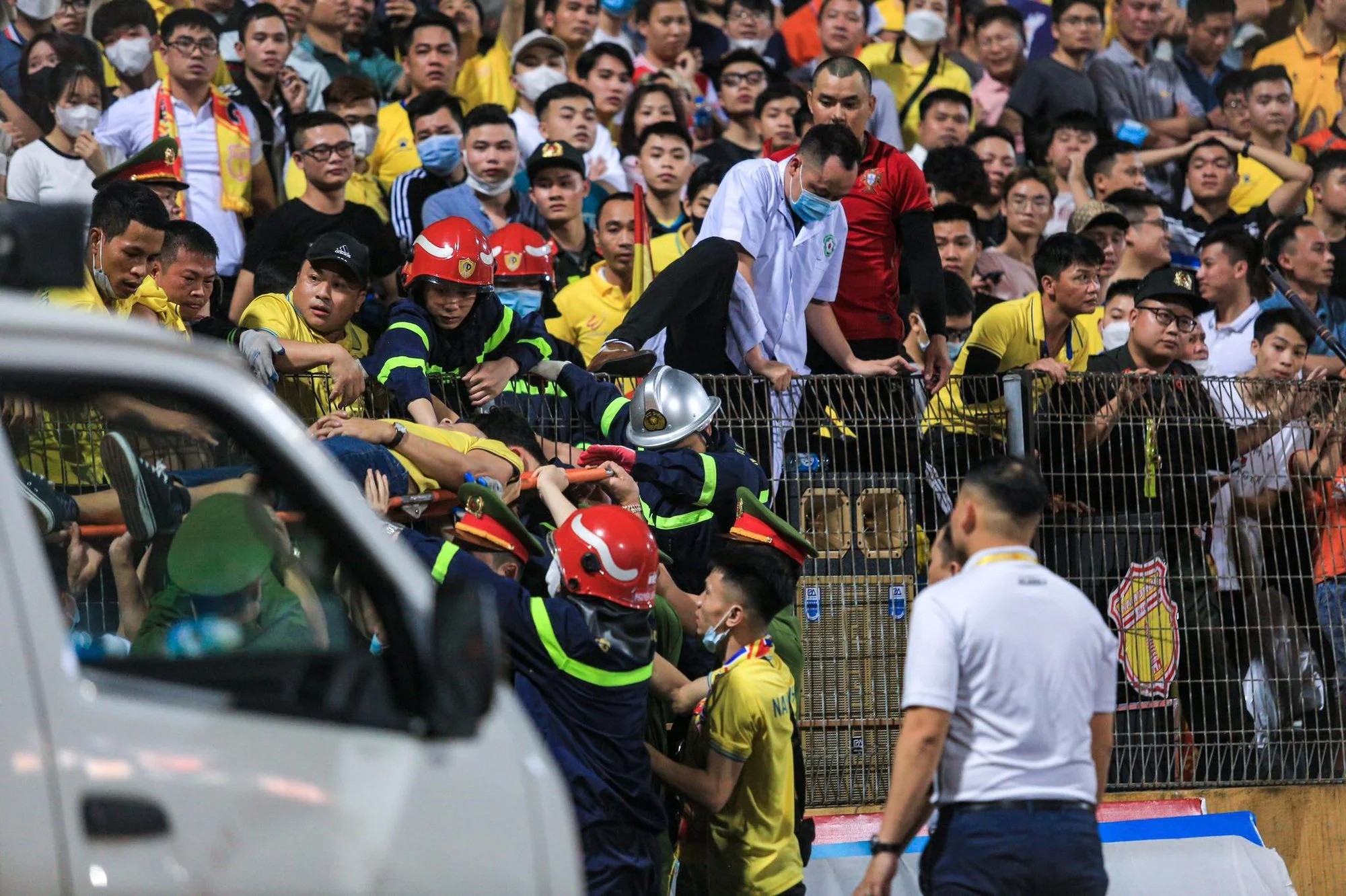 Vòng 7 V-League 2023: CĐV Nam Định phải nhập viện cấp cứu ở trận gặp CAHN 3 Vòng 7 V-League 2023: CĐV Nam Định phải nhập viện cấp cứu ở trận gặp CAHN 3