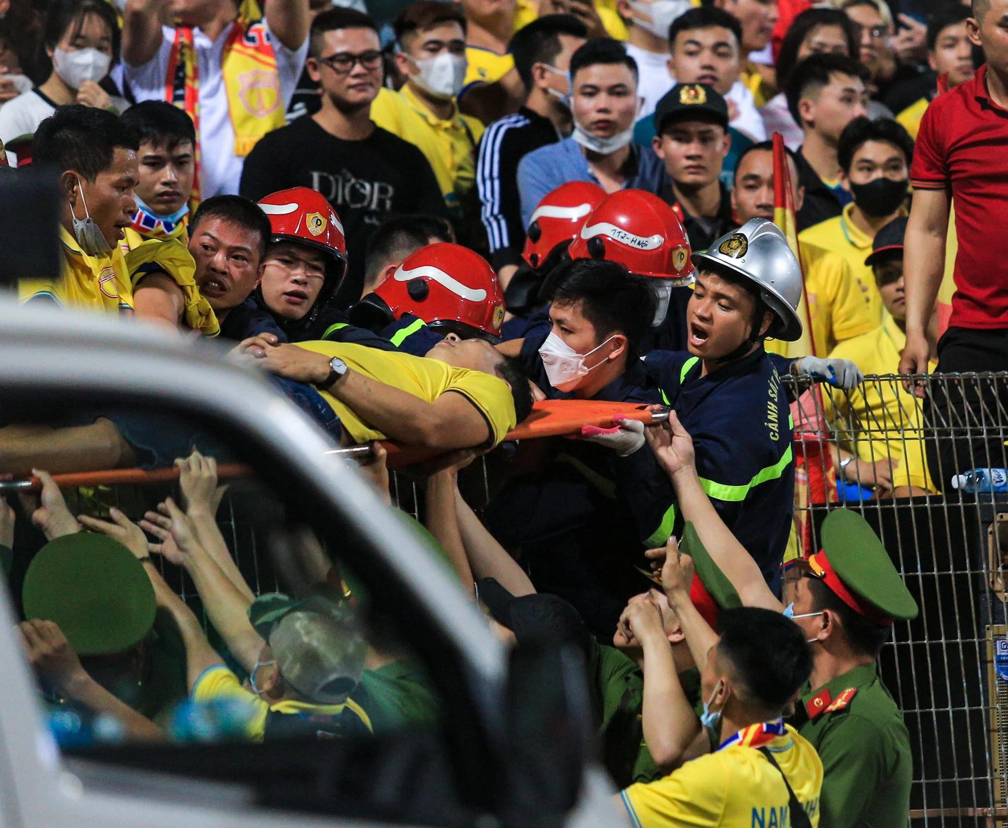 Vòng 7 V-League 2023: CĐV Nam Định phải nhập viện cấp cứu ở trận gặp CAHN - Ảnh 1