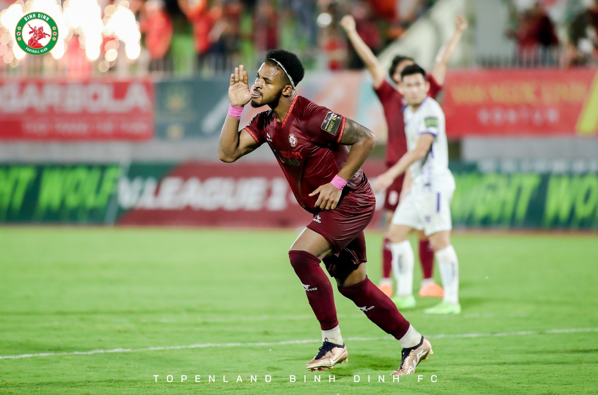 Vòng 7 V-League 2023: Vì sao Văn Quyết nhận thẻ đỏ dù trận đấu đã kết thúc? 2 Vòng 7 V-League 2023: Vì sao Văn Quyết nhận thẻ đỏ dù trận đấu đã kết thúc? 2