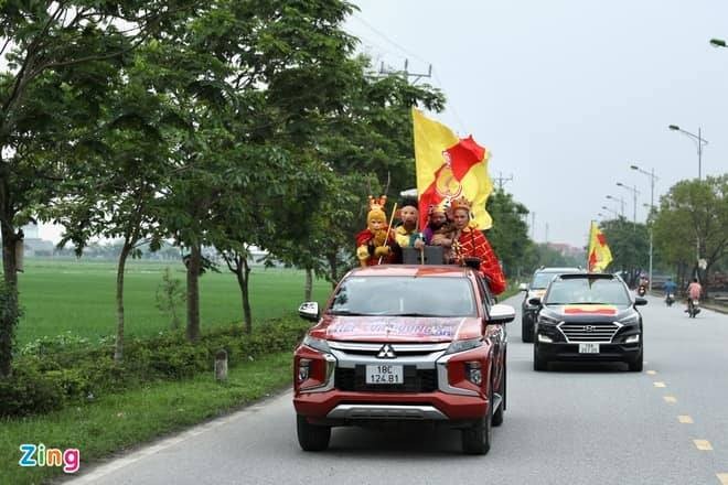'Thầy trò Đường Tăng' ngồi thùng xe bán tải diễu hành trước khi vào cao tốc. 