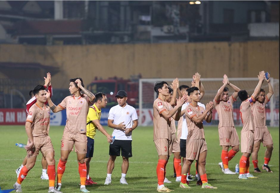 Thủ môn Bùi Tiến Dũng có phản ứng đầy bất ngờ trong ngày CLB Công an Hà Nội đại thắng - Ảnh 1 Thủ môn Bùi Tiến Dũng có phản ứng đầy bất ngờ trong ngày CLB Công an Hà Nội đại thắng - Ảnh 1
