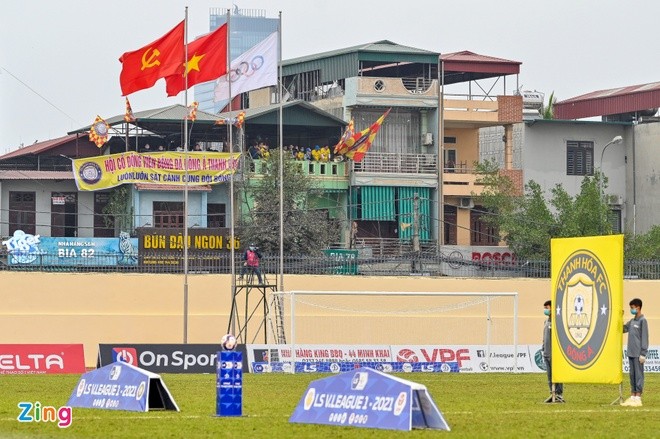 Hài hước: CĐV giải Tây Ban Nha trèo lên ngọn cây xem bóng đá như V-League 3 Hài hước: CĐV giải Tây Ban Nha trèo lên ngọn cây xem bóng đá như V-League 3