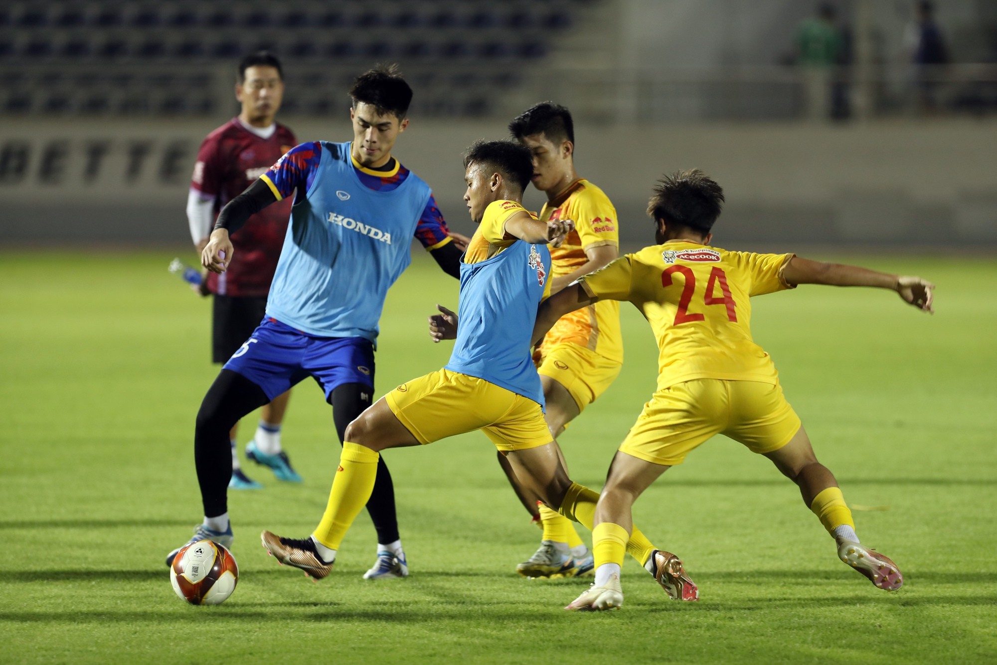 HLV Philippe Troussier đặt mục tiêu tại SEA Games 32, 'tiết lộ' tiêu chí chọn nhân sự U22 Việt Nam - Ảnh 1