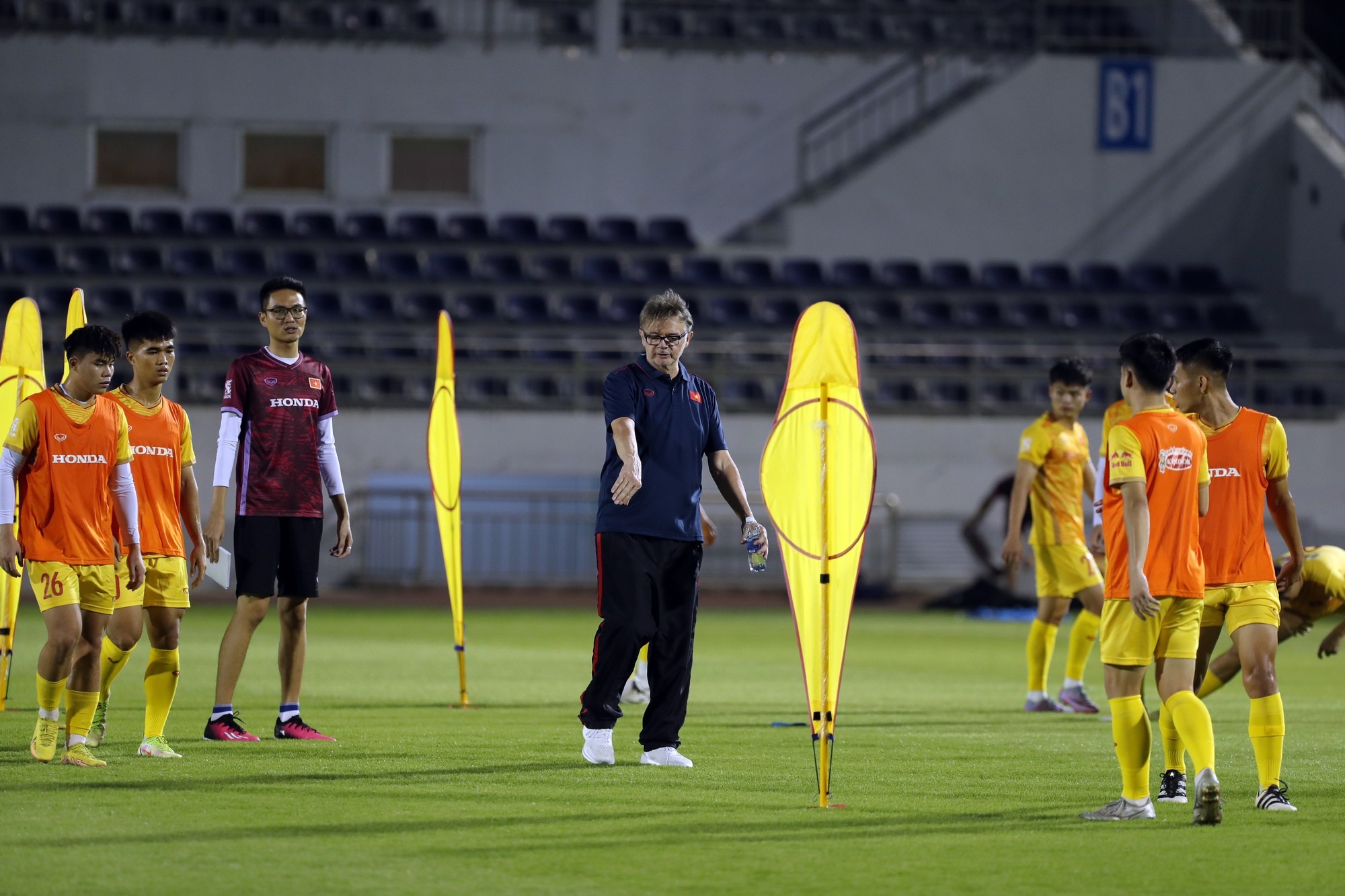 HLV đề cao sự đa năng của cầu thủ, nếu không đa năng thì khó mà được lựa chọn