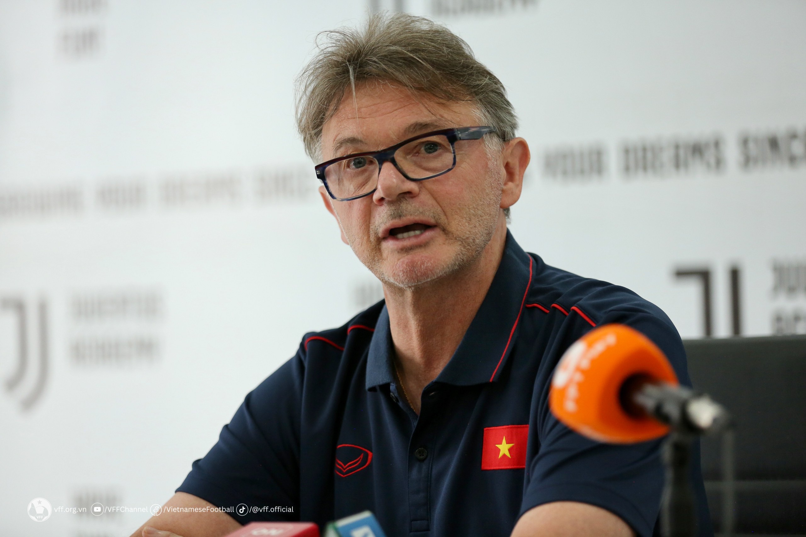 HLV Philippe Troussier cho biết mục tiêu của U22 Việt Nam vẫn là bảo vệ ngôi vô địch