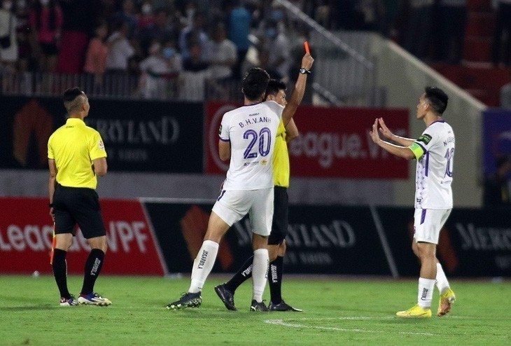 Văn Quyết nhận án phạt cấm thi đấu 8 trận tại V-League 2023 Văn Quyết nhận án phạt cấm thi đấu 8 trận tại V-League 2023