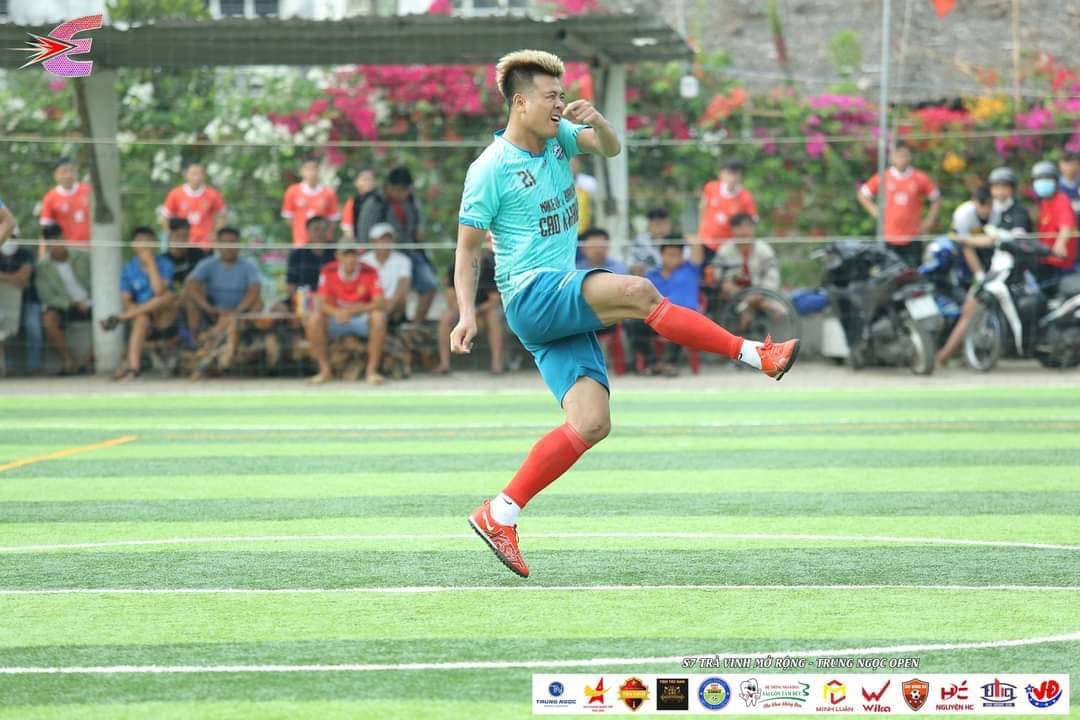 Thủ môn Trần Bửu Ngọc ở một trận đấu phủi. Ảnh: FBNV