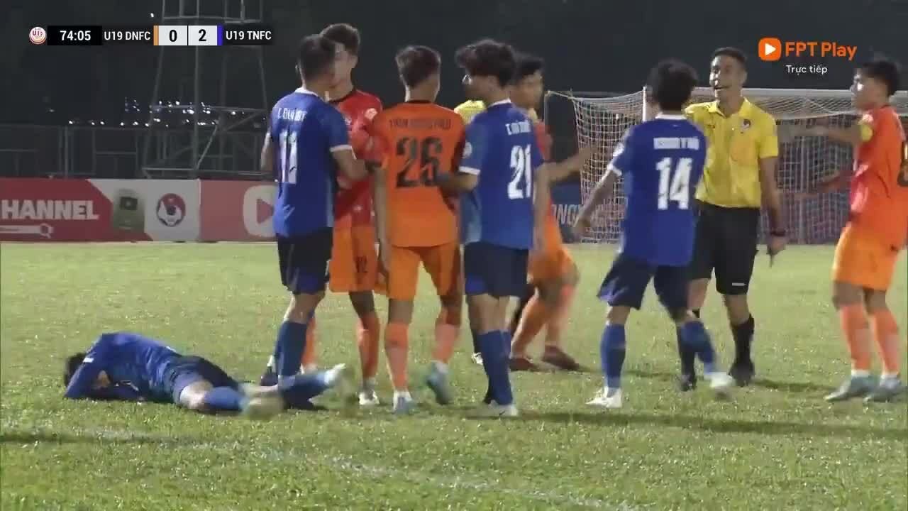 Mai Quốc Tú lại 'rả đũa' ngay sau đó khi đạp thẳng vào đầu Minh Hy