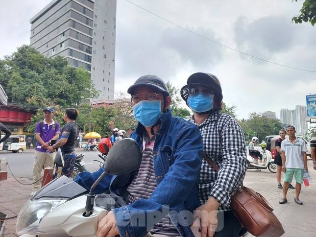Xúc động hình ảnh cặp vợ chồng chạy xe máy 8 tiếng tới Campuchia tiếp lửa cho U22 Việt Nam 1 Xúc động hình ảnh cặp vợ chồng chạy xe máy 8 tiếng tới Campuchia tiếp lửa cho U22 Việt Nam 1