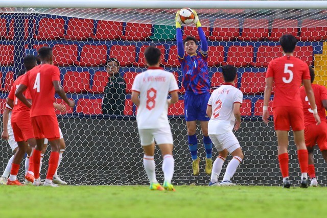 Khung thành Văn Chuẩn thường xuyên bị đặt trong tình trạng báo động tại SEA Games 32 Khung thành Văn Chuẩn thường xuyên bị đặt trong tình trạng báo động tại SEA Games 32