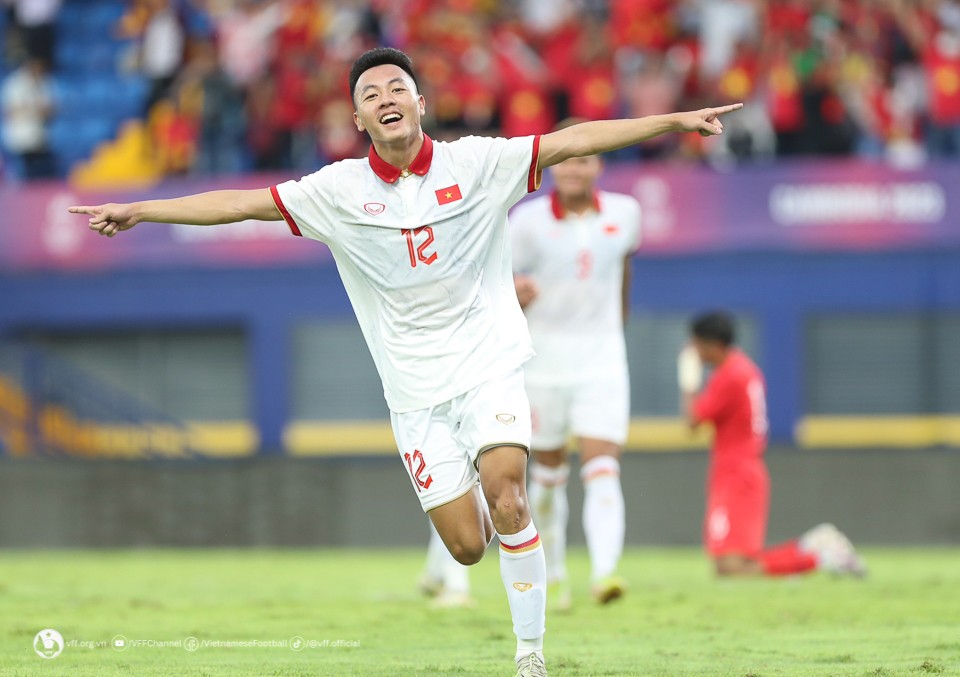 SEA Games 32: Thống kê đáng kinh ngạc của tiền vệ U22 Việt Nam sau trận thắng Singapore 2 SEA Games 32: Thống kê đáng kinh ngạc của tiền vệ U22 Việt Nam sau trận thắng Singapore 2
