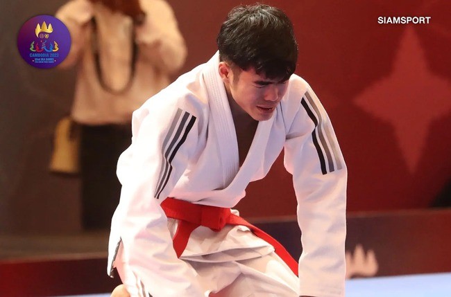 SEA Games 32: VĐV Thái Lan bật khóc nức nở vì thua chủ nhà Campuchia 2 SEA Games 32: VĐV Thái Lan bật khóc nức nở vì thua chủ nhà Campuchia 2